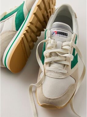 Brooks Chariot  Retro Runner Sneakers in Cream & Green NWOT